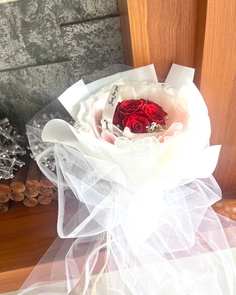 附贈線燈  熱情紅色玫瑰白紗款大花束  生日/告白/求婚必備