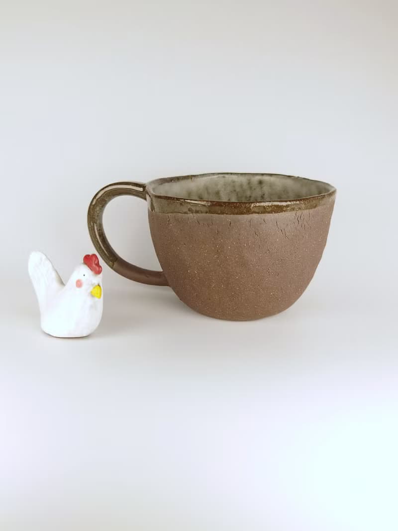 手捏咖啡杯