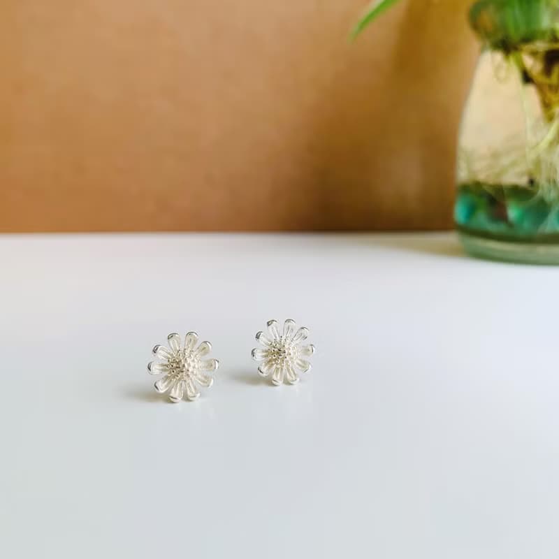 925純銀 / 霧白可愛 • 小雛菊耳針