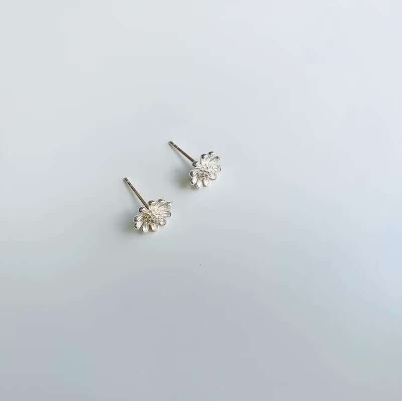 925純銀 / 霧白可愛 • 小雛菊耳針