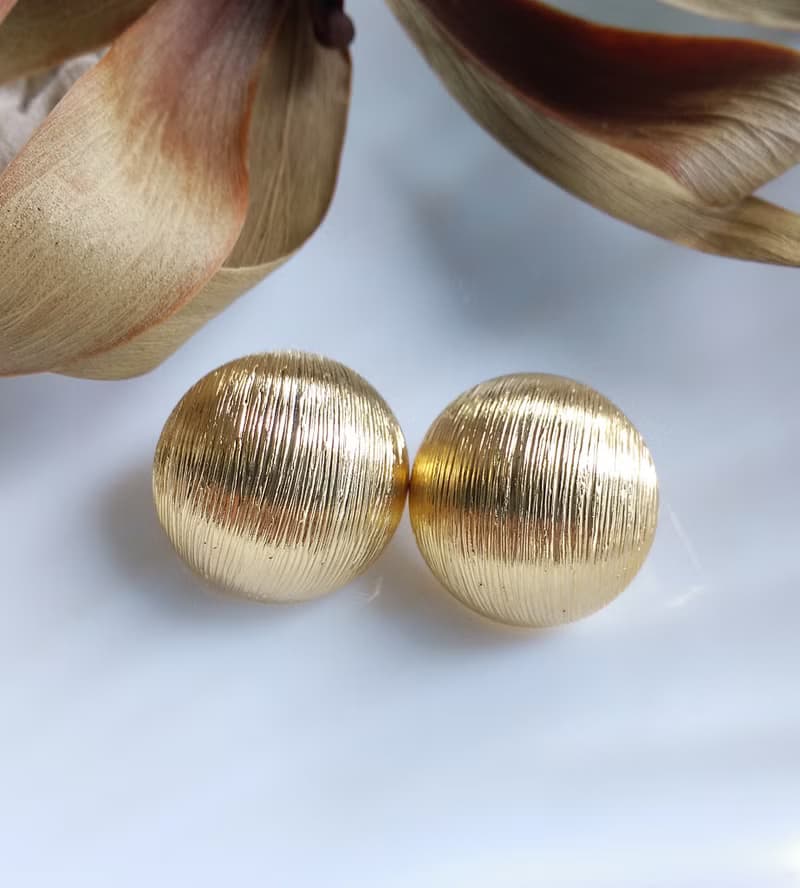 Vintage Jewelry 西洋古董飾品 金色調 空心半球 金絲髮 針式耳環