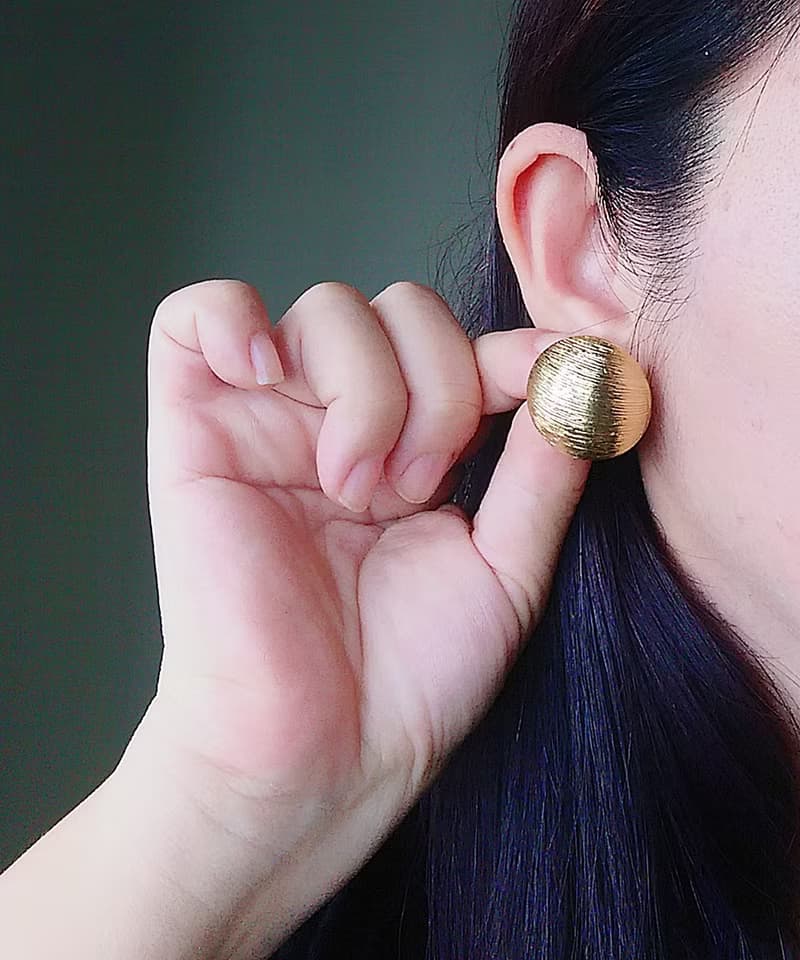 Vintage Jewelry 西洋古董飾品 金色調 空心半球 金絲髮 針式耳環