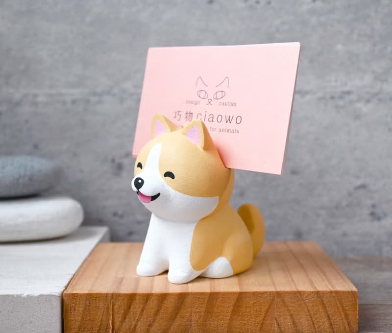笑咪咪柯基犬名片架 手機架 手工木製療癒小木雕擺飾 公仔
