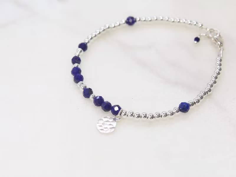 //細緻: 青金石手敲小銀牌手鍊// S925純銀 天然石水晶手作