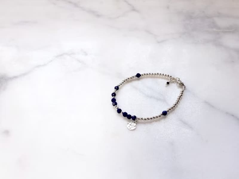 //細緻: 青金石手敲小銀牌手鍊// S925純銀 天然石水晶手作