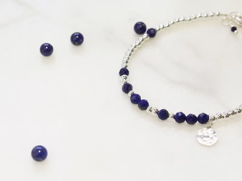 //細緻: 青金石手敲小銀牌手鍊// S925純銀 天然石水晶手作