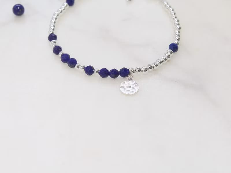 //細緻: 青金石手敲小銀牌手鍊// S925純銀 天然石水晶手作