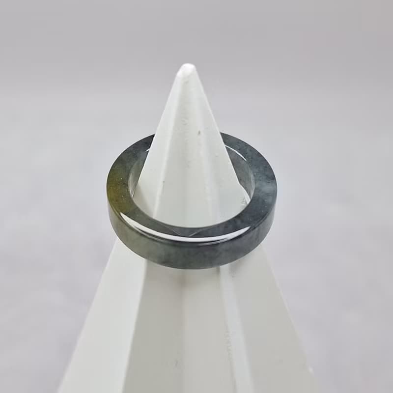 冰膠烏雞戒指 玉戒 國際圍8 內徑15.1 | 天然緬甸玉A貨翡翠
