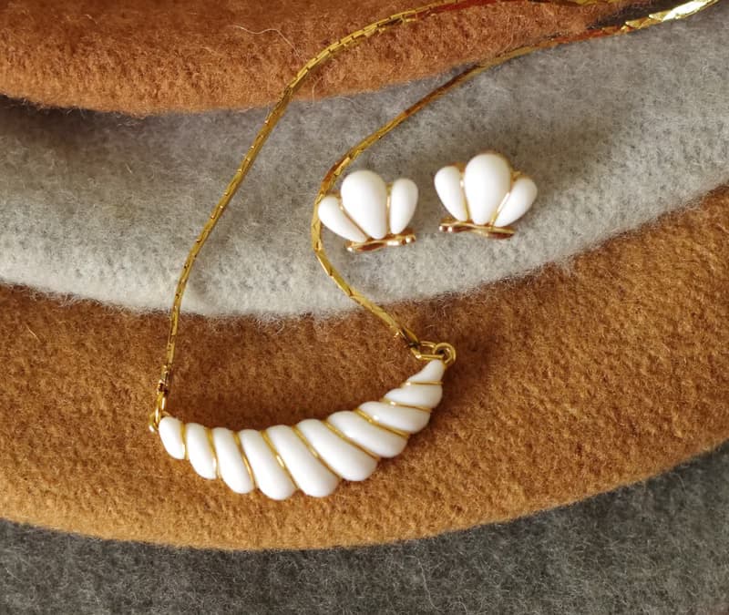 -古董70年代AVON白色牛角項鍊針式耳環套組 GATSBY