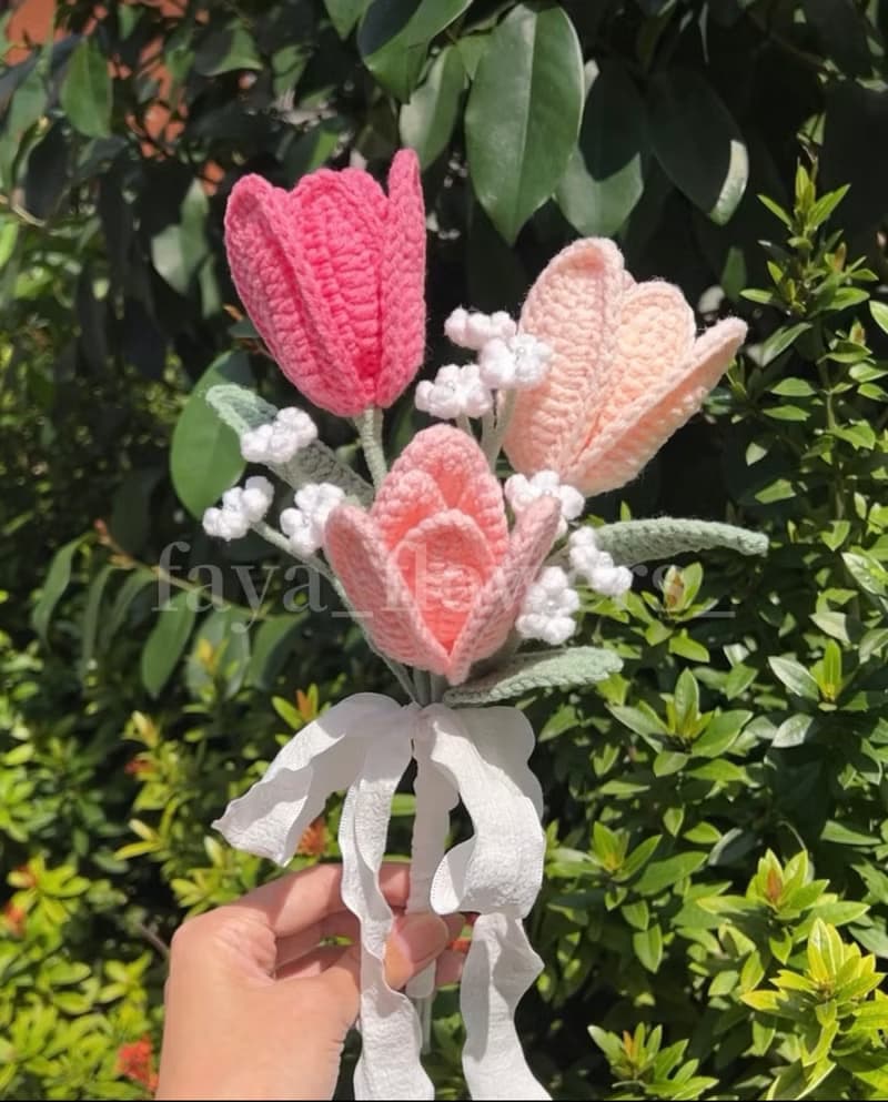 三朵鬱金香小手捧 手工針織花束 編織花 鉤織花 針織花 情人節禮