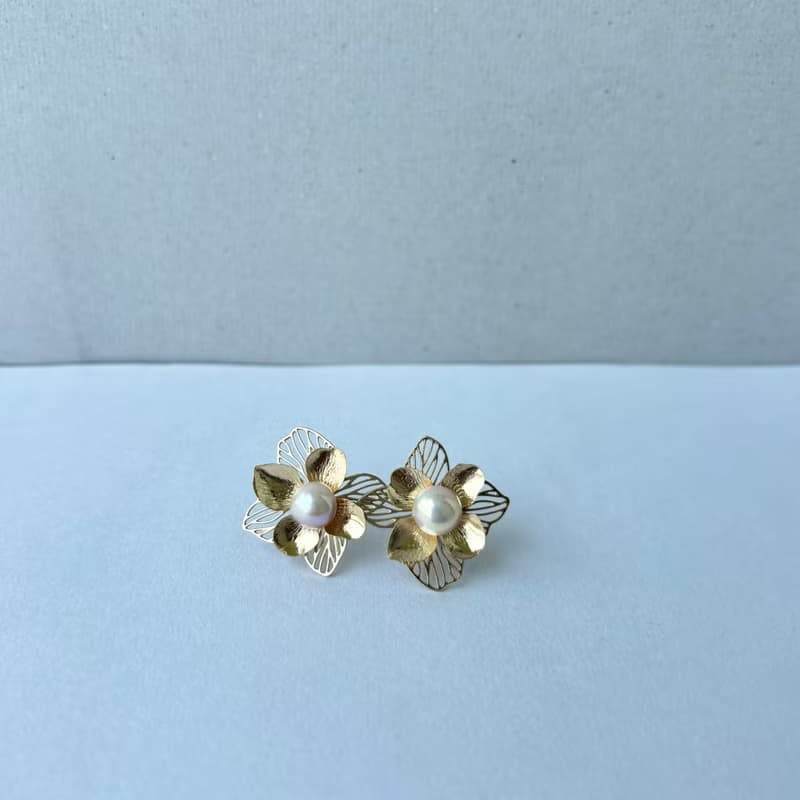日本淡水珍珠 x 金屬花瓣耳環 14KGF 包金耳針 耳環 珍珠耳環