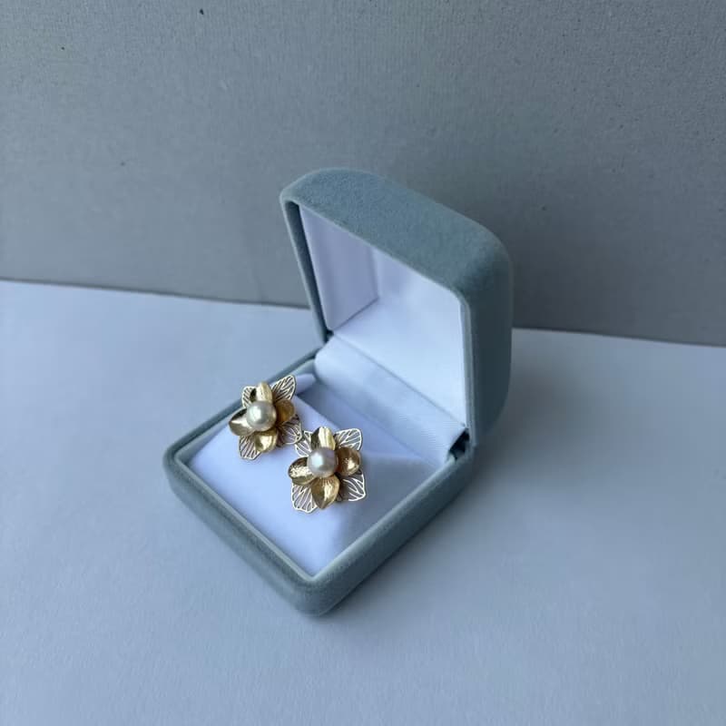 日本淡水珍珠 x 金屬花瓣耳環 14KGF 包金耳針 耳環 珍珠耳環
