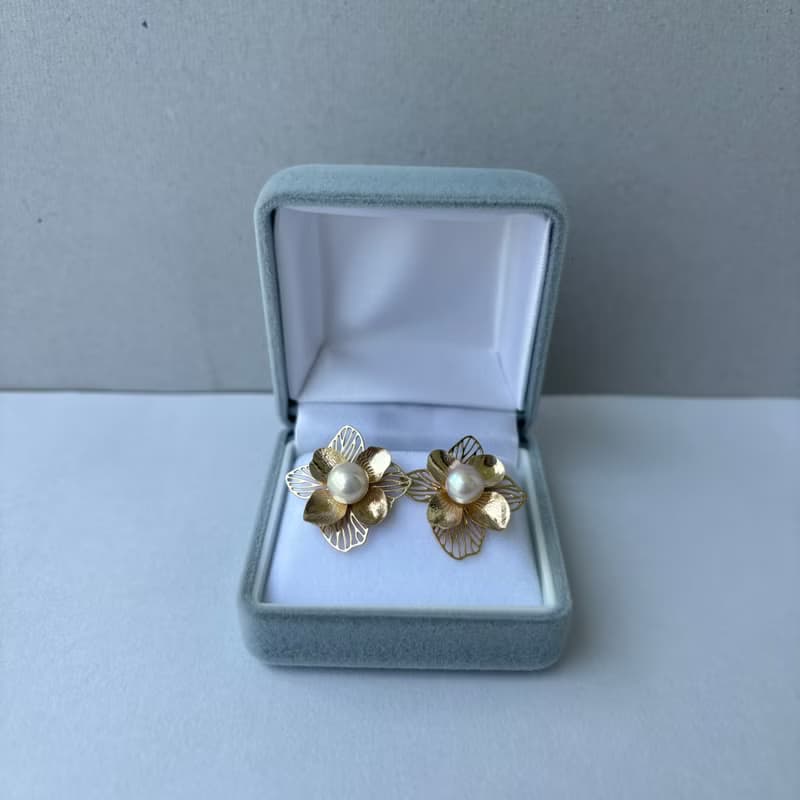日本淡水珍珠 x 金屬花瓣耳環 14KGF 包金耳針 耳環 珍珠耳環