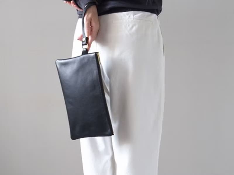 長財布も入る  上質なイタリアンレザー　持ち手付き Pouch　ブラック　カレン クオイル