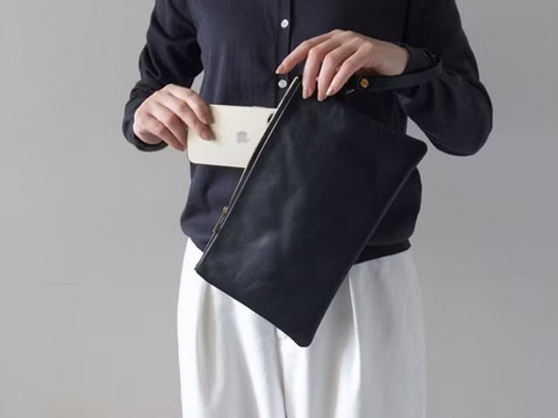 長財布も入る  上質なイタリアンレザー　持ち手付き Pouch　ブラック　カレン クオイル