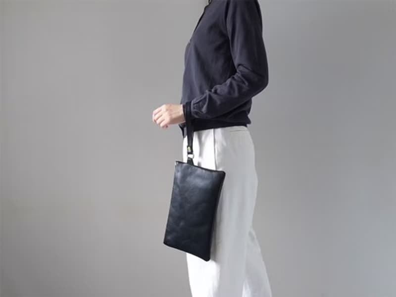 長財布も入る  上質なイタリアンレザー　持ち手付き Pouch　ブラック　カレン クオイル