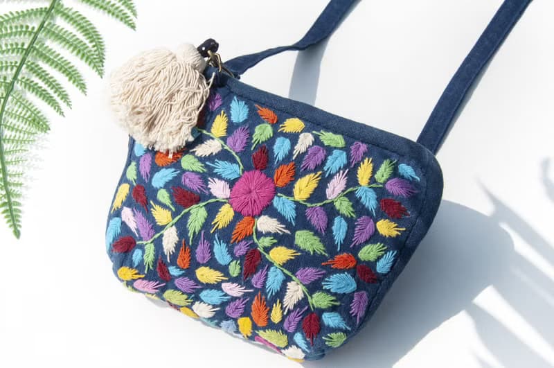 手縫純棉布側背包/刺繡斜背包/刺繡肩背包/indigo手縫藍染包-花朵