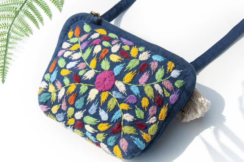 手縫純棉布側背包/刺繡斜背包/刺繡肩背包/indigo手縫藍染包-花朵