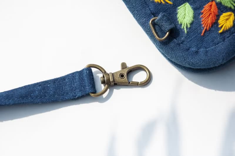 手縫純棉布側背包/刺繡斜背包/刺繡肩背包/indigo手縫藍染包-花朵