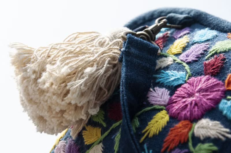 手縫純棉布側背包/刺繡斜背包/刺繡肩背包/indigo手縫藍染包-花朵