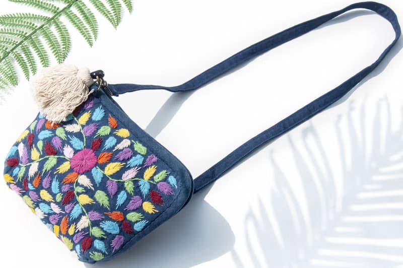 手縫純棉布側背包/刺繡斜背包/刺繡肩背包/indigo手縫藍染包-花朵