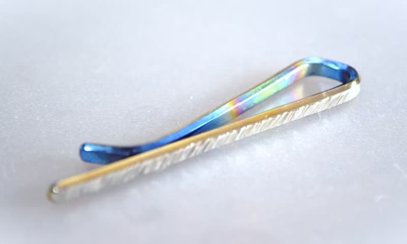 Titanium tie bar・鍛造純チタンネクタイピン・鎚目できらきら惑わせる・虹・C・５２mm
