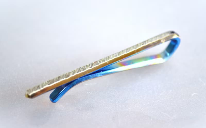 Titanium tie bar・鍛造純チタンネクタイピン・鎚目できらきら惑わせる・虹・C・５２mm