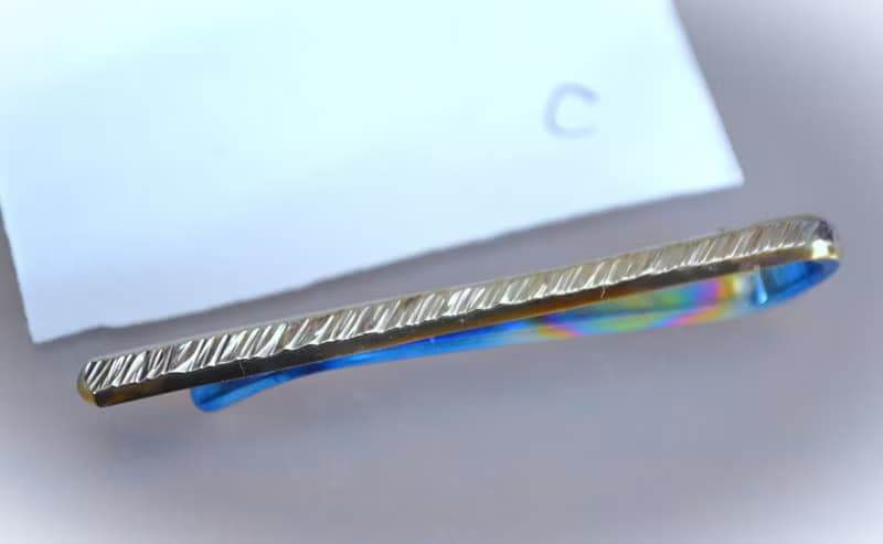 Titanium tie bar・鍛造純チタンネクタイピン・鎚目できらきら惑わせる・虹・C・５２mm