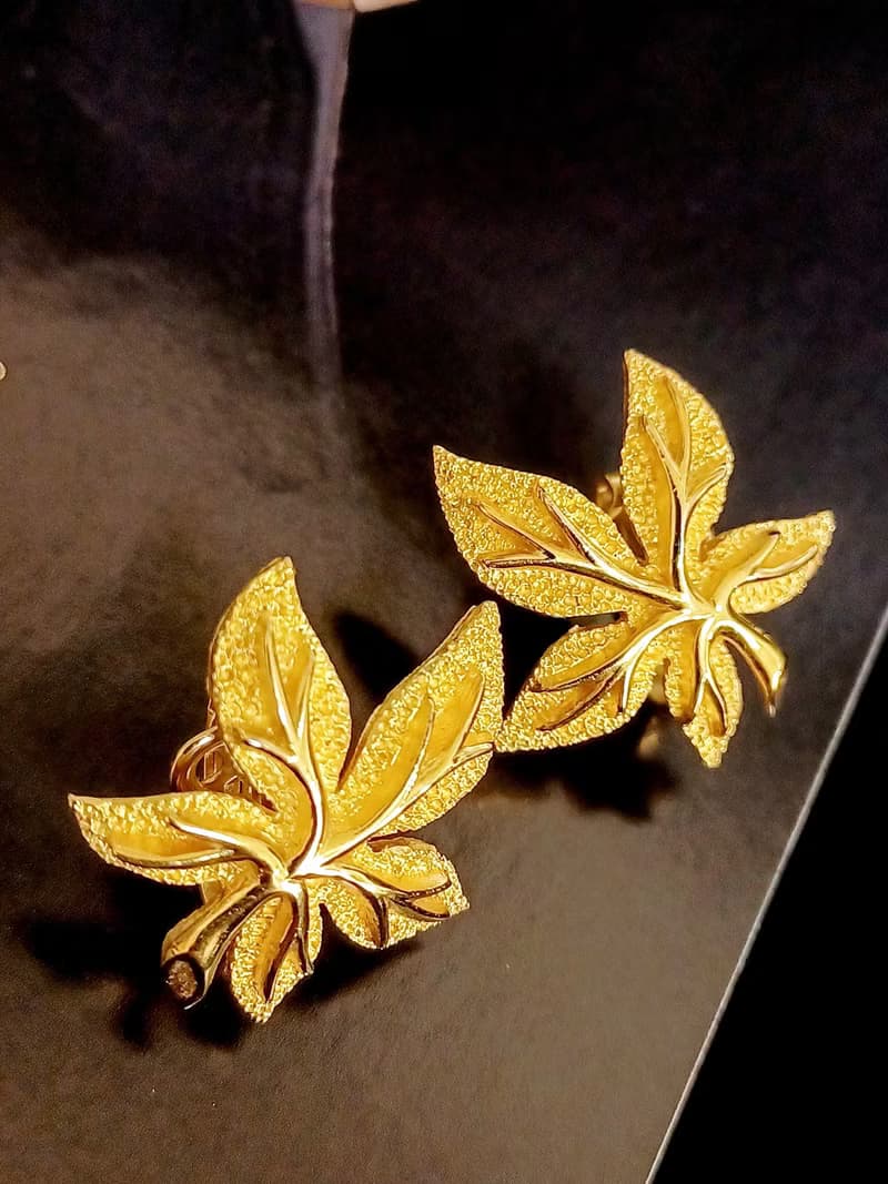 vintage jewelry Trifari 優雅金色浮雕紋理葉形 夾式耳環