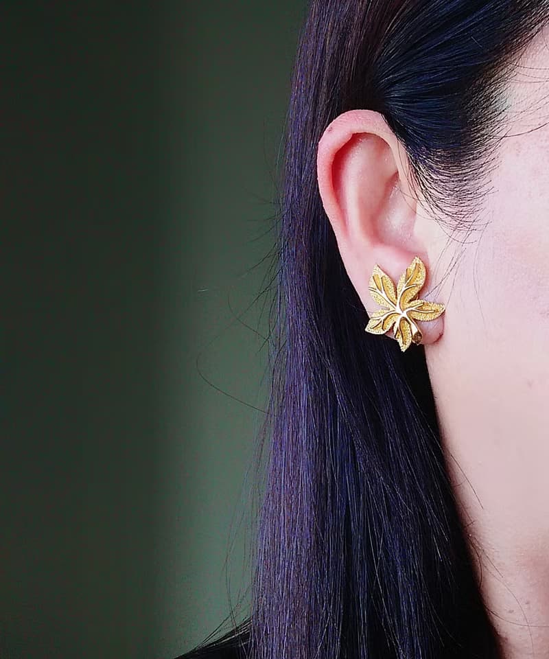 vintage jewelry Trifari 優雅金色浮雕紋理葉形 夾式耳環