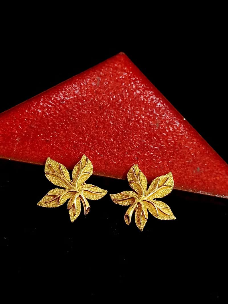 vintage jewelry Trifari 優雅金色浮雕紋理葉形 夾式耳環
