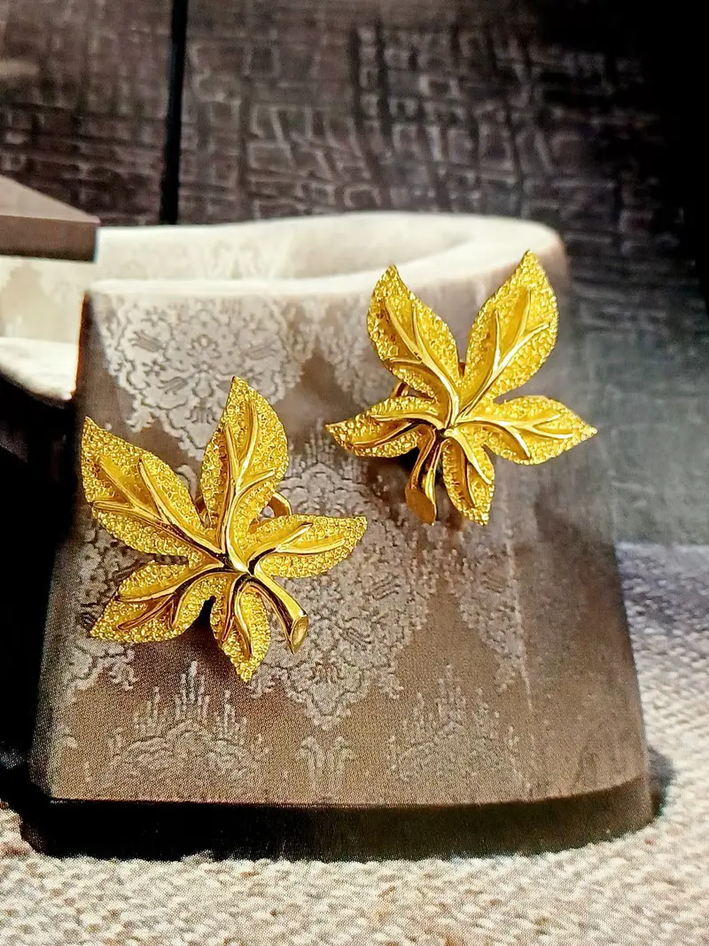 vintage jewelry Trifari 優雅金色浮雕紋理葉形 夾式耳環