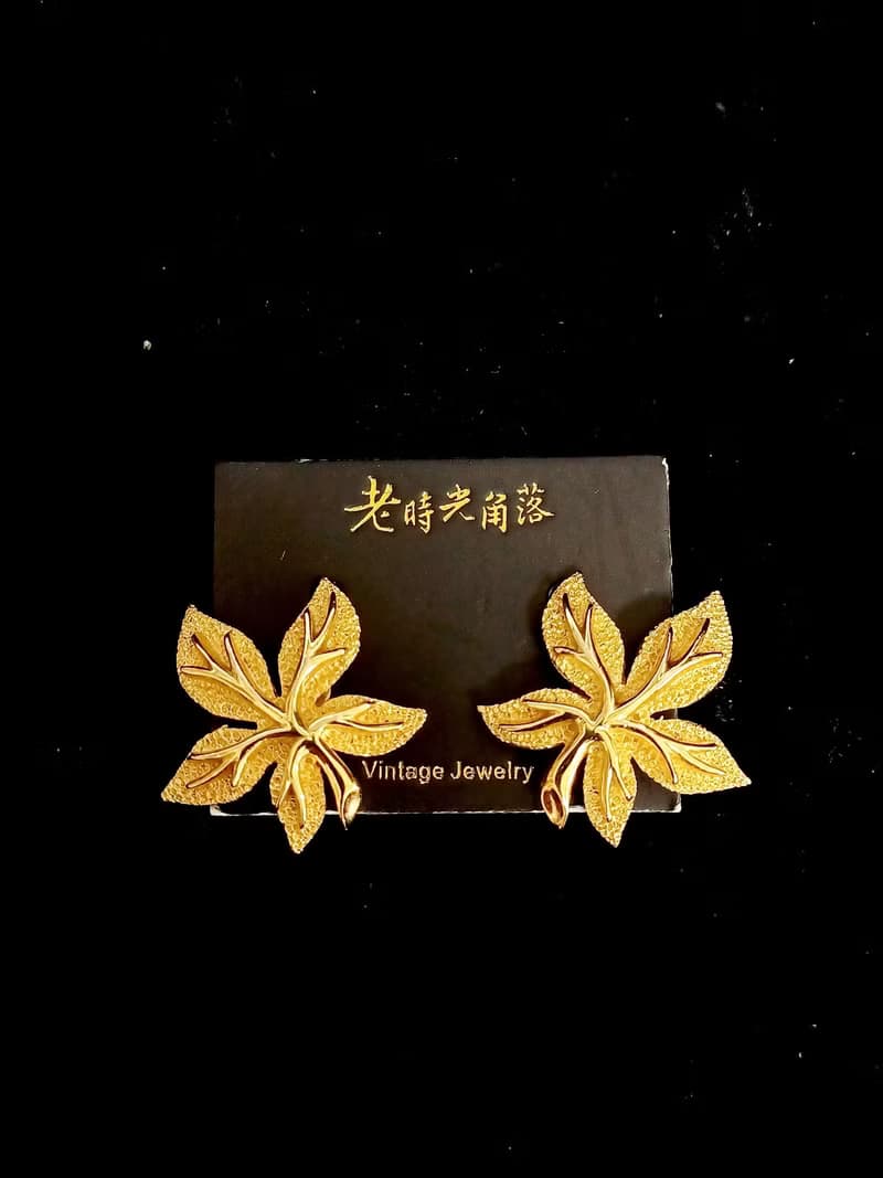 vintage jewelry Trifari 優雅金色浮雕紋理葉形 夾式耳環