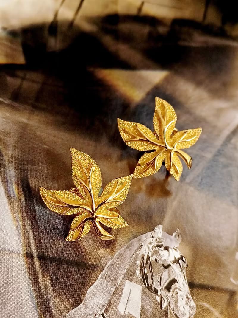 vintage jewelry Trifari 優雅金色浮雕紋理葉形 夾式耳環