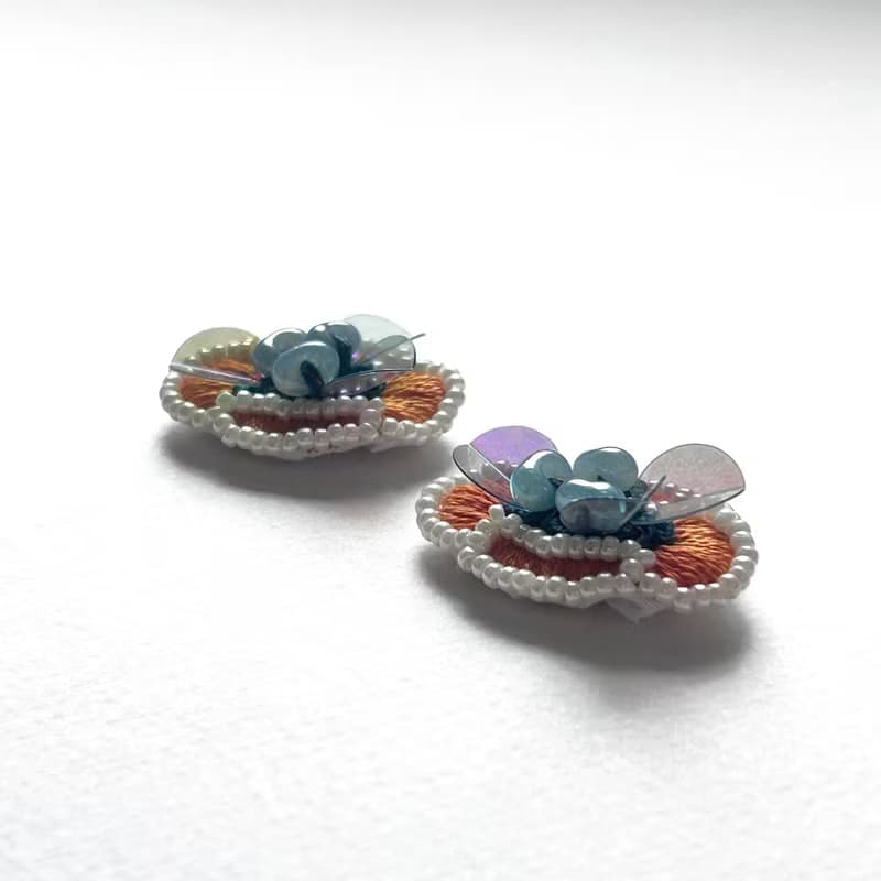 | 茷 | 耳針/耳夾 | #216 | 手刺繡茷花耳環