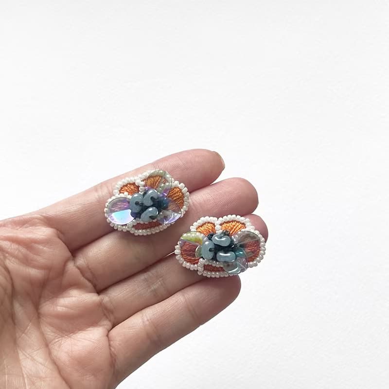 | 茷 | 耳針/耳夾 | #216 | 手刺繡茷花耳環