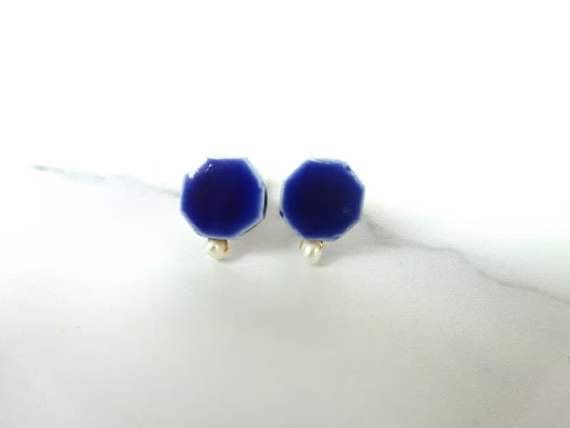 小さな六角 と小さな淡水パールの陶pierce  /earring ・青