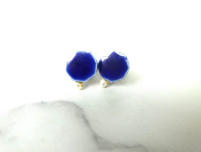 小さな六角 と小さな淡水パールの陶pierce  /earring ・青