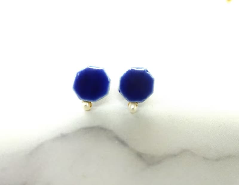 小さな六角 と小さな淡水パールの陶pierce  /earring ・青