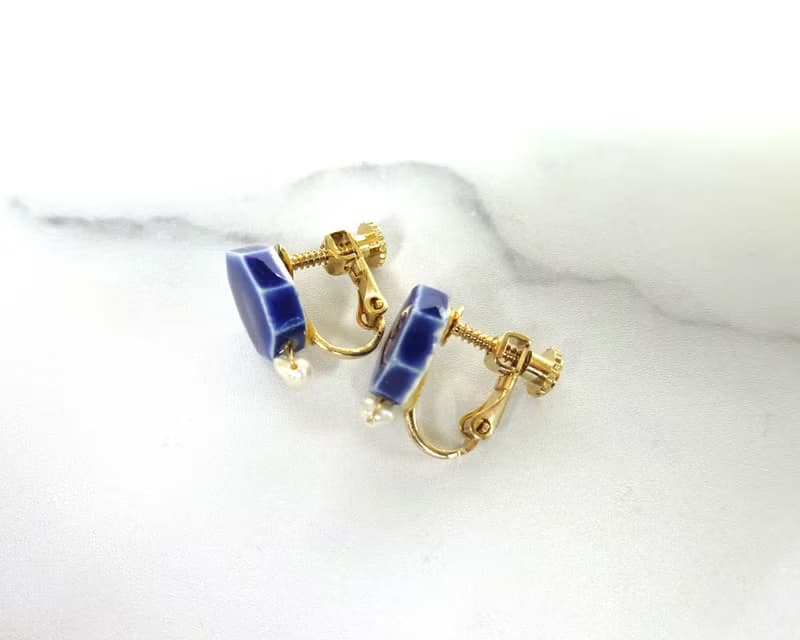 小さな六角 と小さな淡水パールの陶pierce  /earring ・青