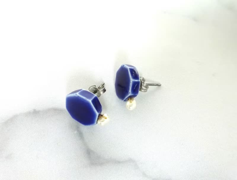 小さな六角 と小さな淡水パールの陶pierce  /earring ・青