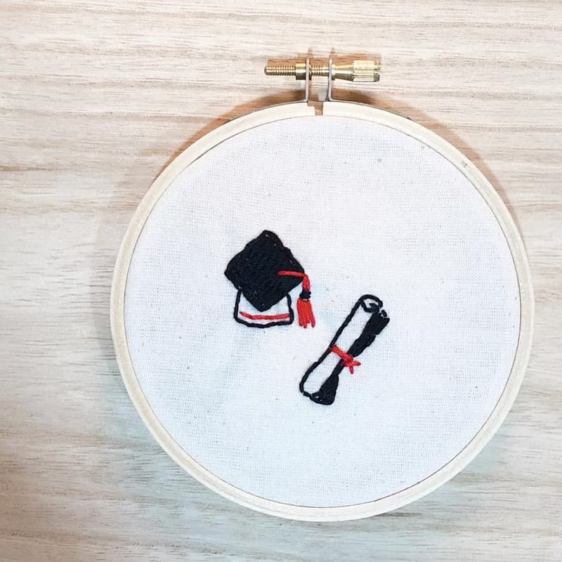 【畢業禮物】我們畢業了 - 手工刺繡繡字掛飾 - 繡字男紙系列