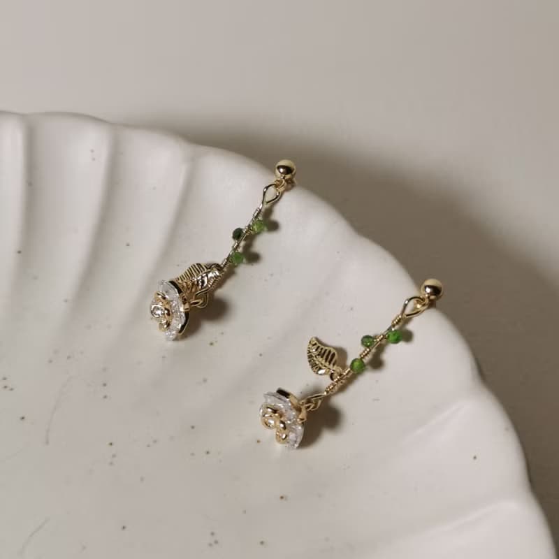 【Veverka】嫩芽 - 透輝石 耳環 飾品 天然石 天然礦石 葉子