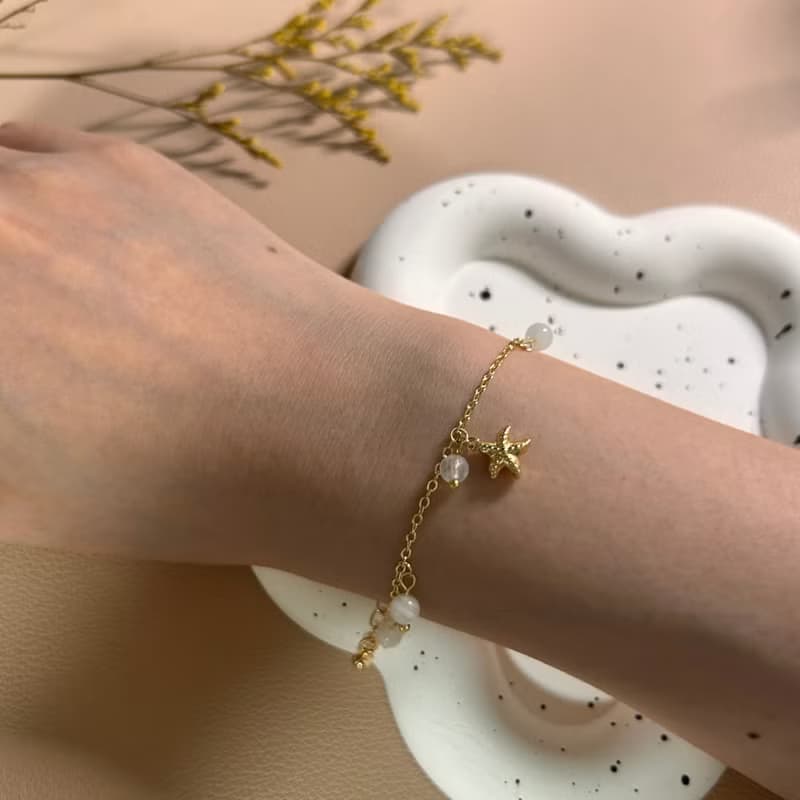 療癒系列No1. 被理解 14K金鍊 × 藍光月光石 × 海星-水晶手鍊