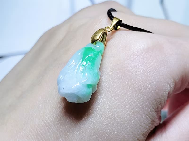 【親翠】天然翡翠 白底青飄果陽綠白菜鎖頭鏈