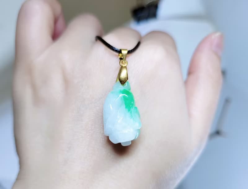 【親翠】天然翡翠 白底青飄果陽綠白菜鎖頭鏈