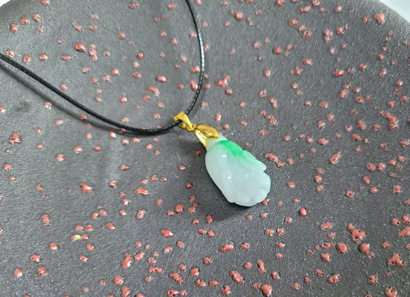 【親翠】天然翡翠 白底青飄果陽綠白菜鎖頭鏈
