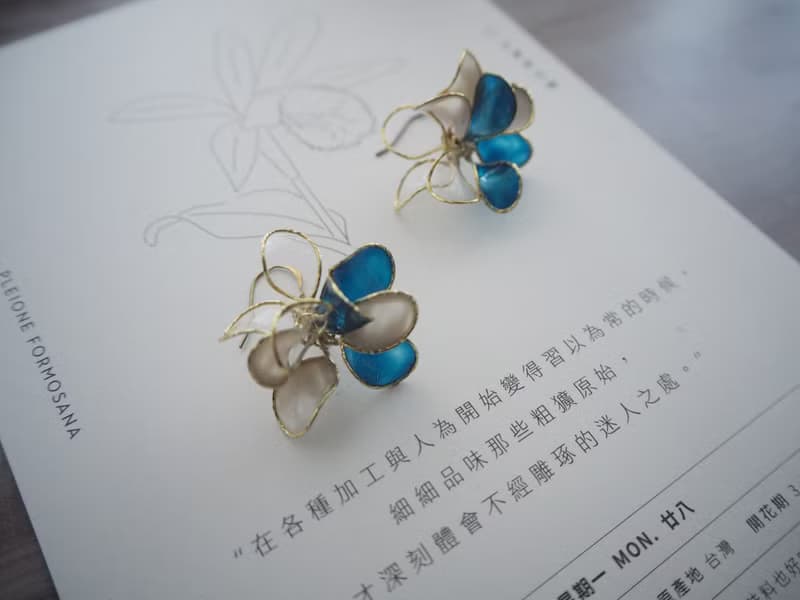 雲淡風輕 藍 花瓣垂墜式樹脂耳環