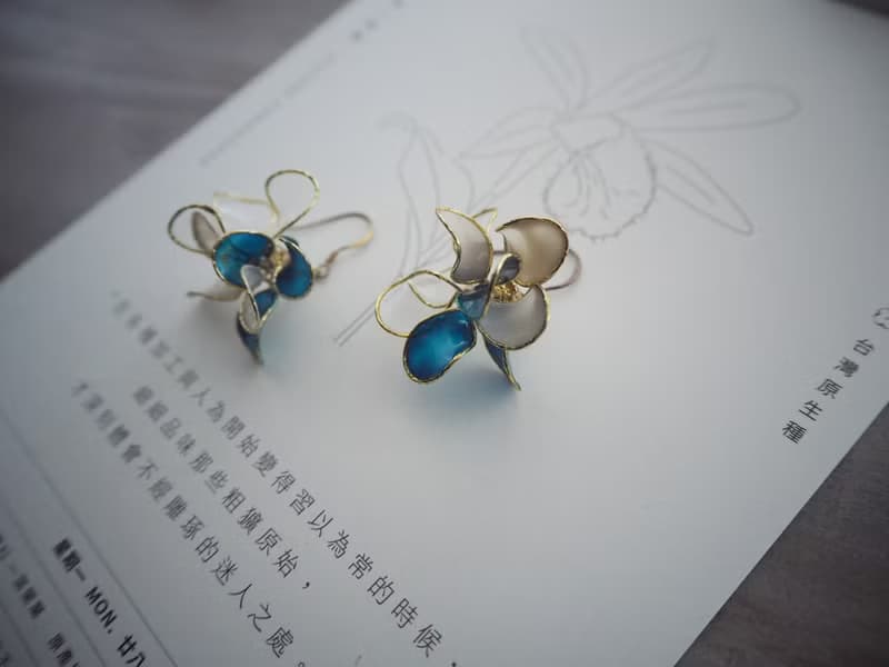 雲淡風輕 藍 花瓣垂墜式樹脂耳環