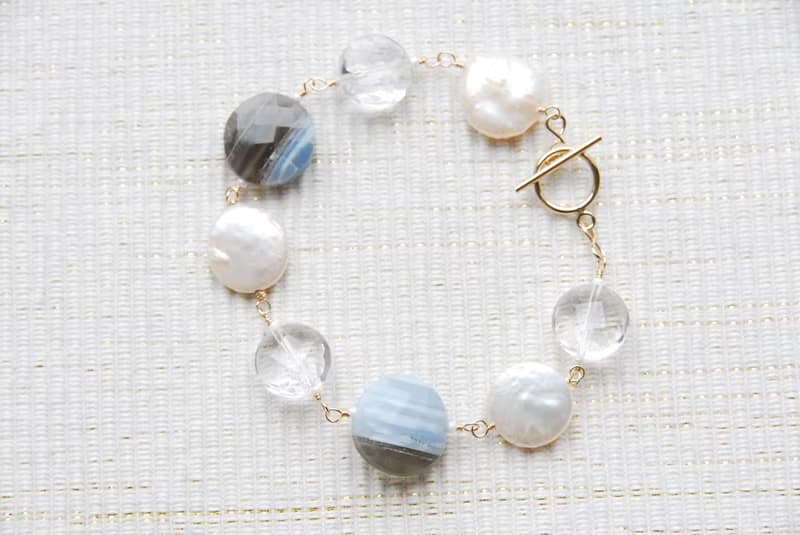 コイン型パールとストーンのブレスレット　ブルーオパール　１４kgf